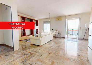 Ampio e luminoso trivani, con doppio posto auto.