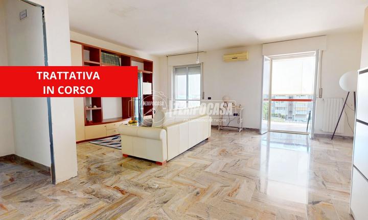 Ampio e luminoso trivani, con doppio posto auto.