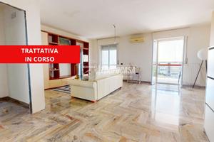 Ampio e luminoso trivani, con doppio posto auto.