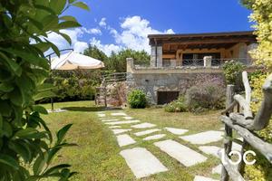 Porzione di villa bifamiliare indipendente su due