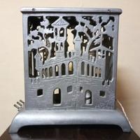 Stufetta elettrica in ghisa trasformata in lampada