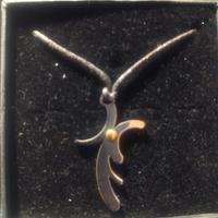 collana in caucciù con ciondolo tribale