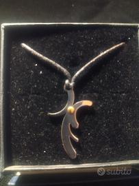 collana in caucciù con ciondolo tribale