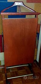 servo muto in legno con stira pantaloni 