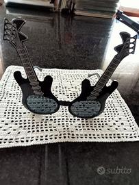 OCCHIALI DA SOLE A FORMA DI CHITARRA E LABBRA