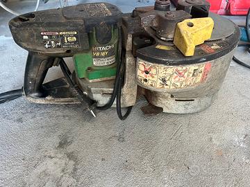 Piegatrice e taglierina portatile Hitachi VB16Y