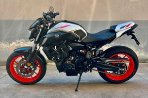 Yamaha MT-07 ice fluo