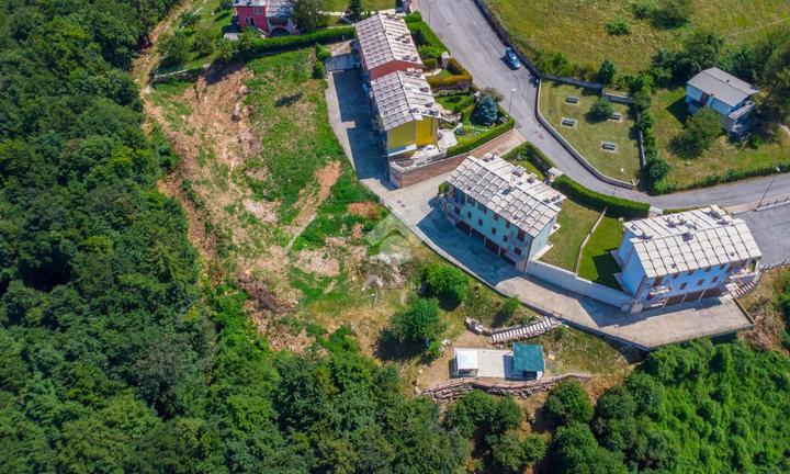 BIFAMILIARE A BOSCO CHIESANUOVA