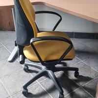 Scrivania con cassettiera e sedia
