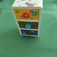 Comoncino in legno bianco decorato con maniglie 