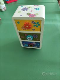 Comoncino in legno bianco decorato con maniglie 