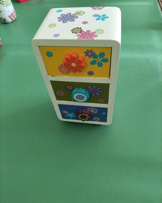 Comoncino in legno bianco decorato con maniglie 