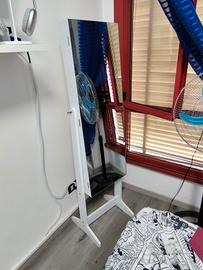 Specchio con portagioielli