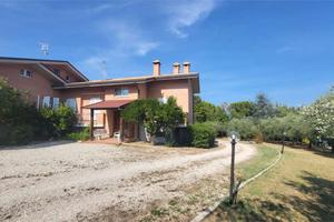 PORZIONE DI VILLINO IMMERSO NEL VERDE con TERRENO