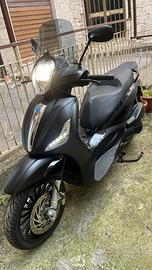 BEVERLY 300 i.e. modello POLICE come nuovo