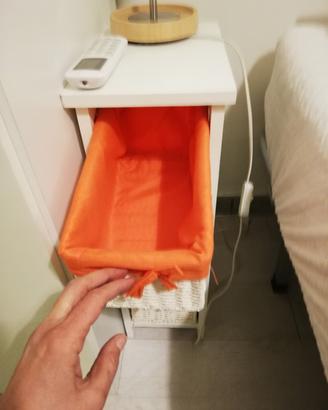 Coppia comodini salvaspazio con cassetti vimini