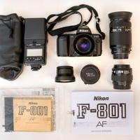 Nikon F801 con obiettivi e accesori vari.
