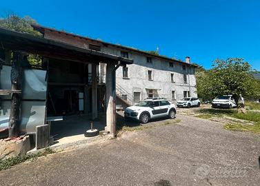 Casale con terreno e stalla