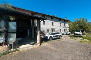 Casale con terreno e stalla