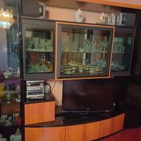 Parete attrezzata e specchio con mobile