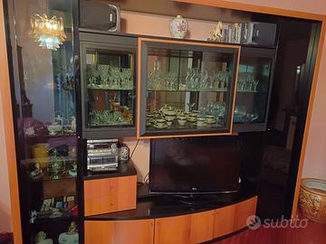 Parete attrezzata e specchio con mobile