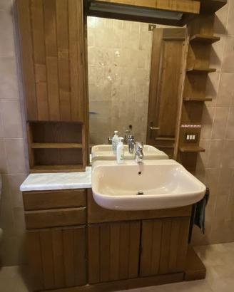 Mobile da bagno con lavandino e sanitari
