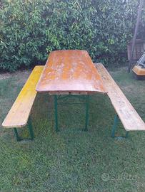 Tavolo con due panche