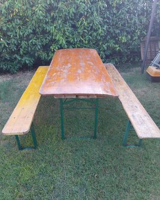 Tavolo con due panche