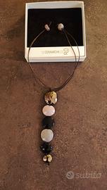 Collana lunga con ciondoli in ceramica 