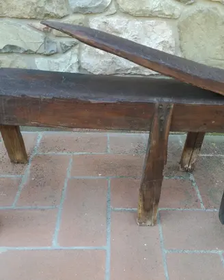 antico sgabello per la lavorazione del legno