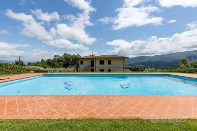 Villa di 390 m² con più di 5 locali a Lucca