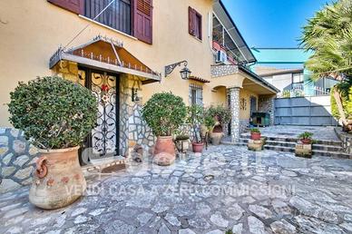 Villa di 205 m² con 5 locali a Palermo