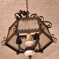 Lampadario in ferro battuto e ceramica