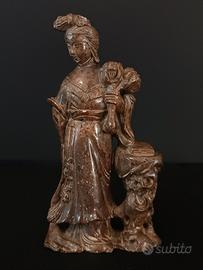 Statuetta orientale intagliata in pietra spanoraia
