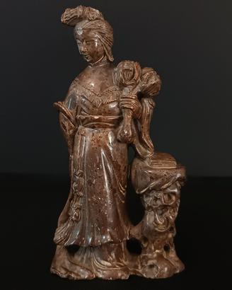 Statuetta orientale intagliata in pietra spanoraia