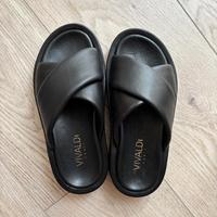 Ciabatte incrociate in pelle nera