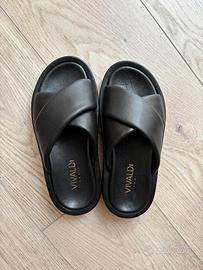 Ciabatte incrociate in pelle nera