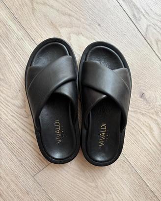 Ciabatte incrociate in pelle nera