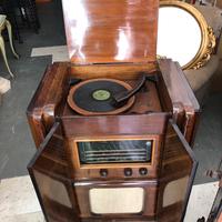 Antico radio in legno