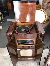 Antico radio in legno