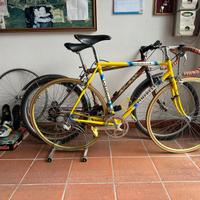 Bici da corsa d’epoca con relativi accessori