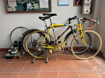 Bici da corsa d’epoca con relativi accessori