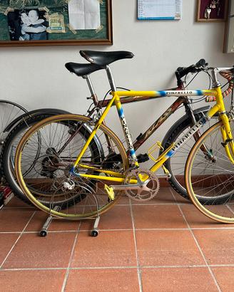 Bici da corsa d’epoca con relativi accessori