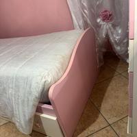 letto singolo e scrivania