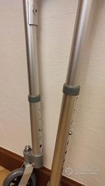 Deambulatore pieghevole con 2 ruote