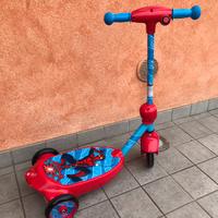 Monopattino elettrico sparabolle Spiderman