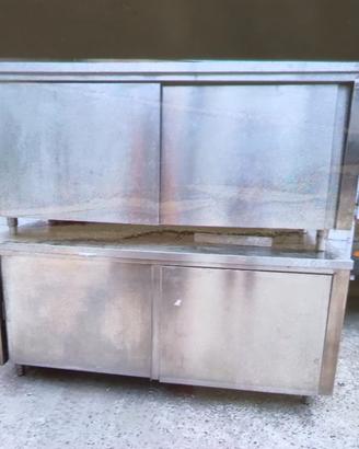 tavolo armadiato in acciaio inox. 