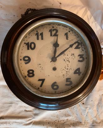 Orologio da parete Occhio di bue antico.