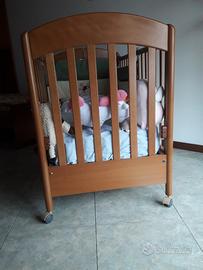 Lettino in legno con sponde mobili