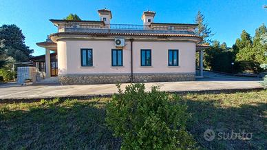 Immobile panoramico, con ampi giardini alberati